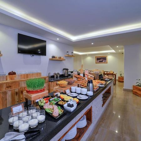 Готель Aabas Pokhara By Barahi Hospitality Екстер'єр фото