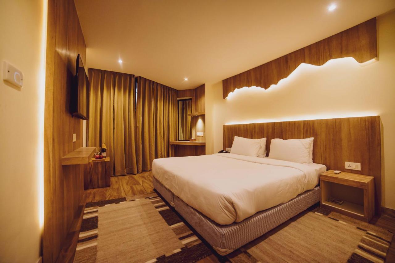 Готель Aabas Pokhara By Barahi Hospitality Екстер'єр фото