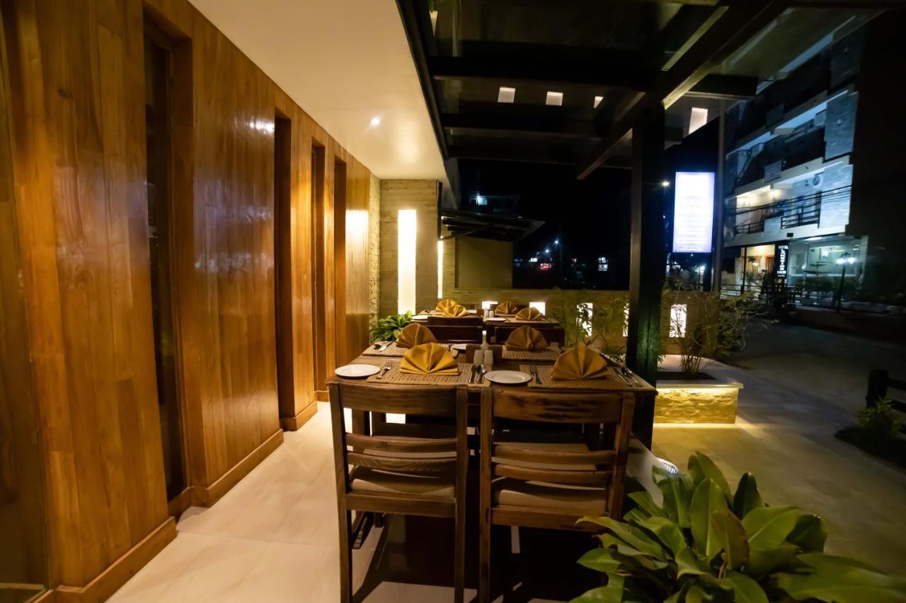 Готель Aabas Pokhara By Barahi Hospitality Екстер'єр фото