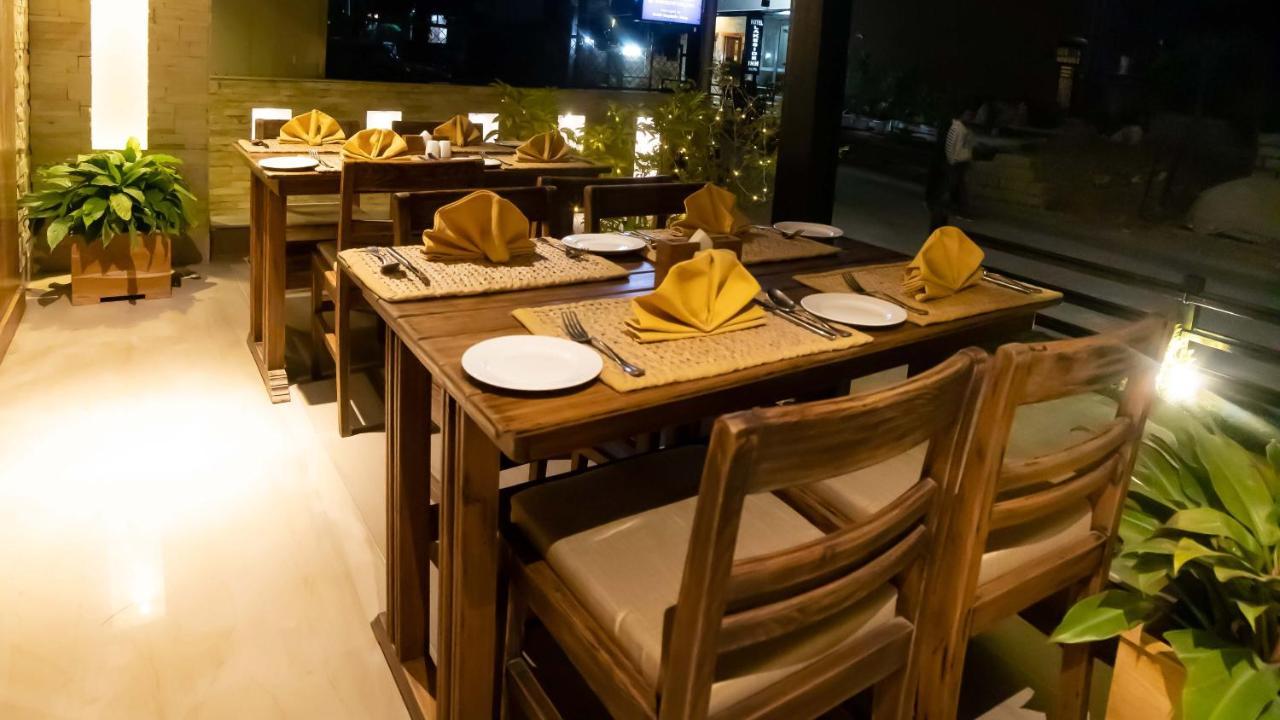 Готель Aabas Pokhara By Barahi Hospitality Екстер'єр фото