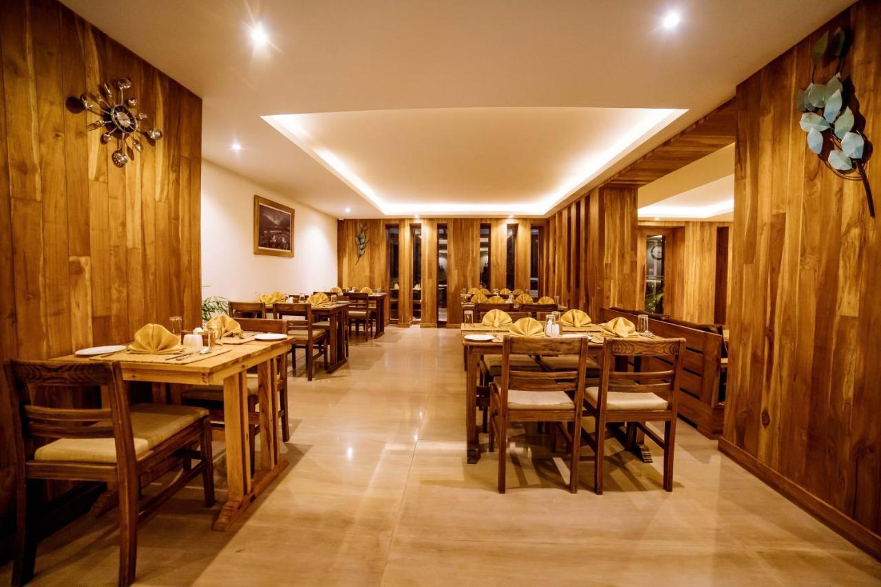 Готель Aabas Pokhara By Barahi Hospitality Екстер'єр фото