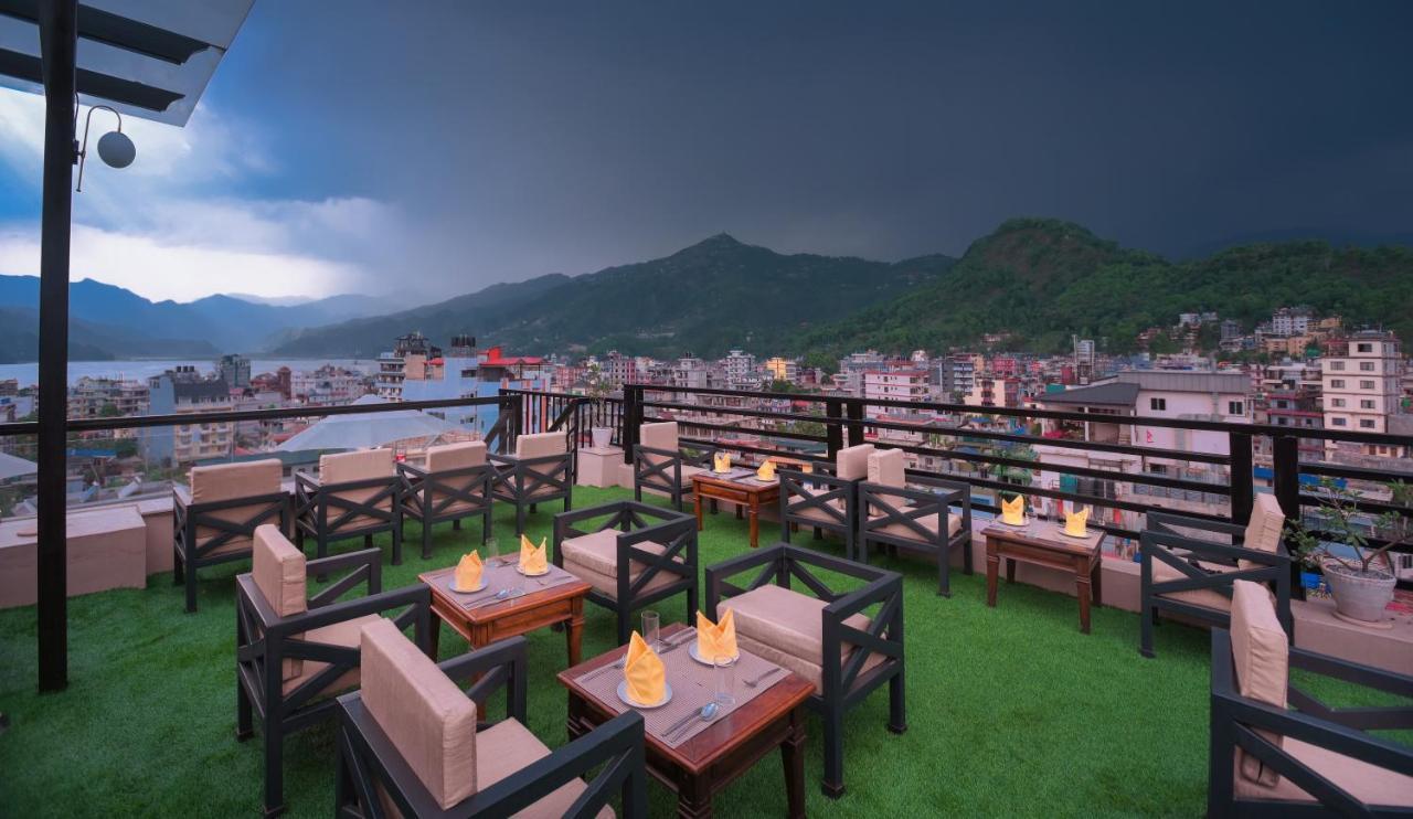 Готель Aabas Pokhara By Barahi Hospitality Екстер'єр фото