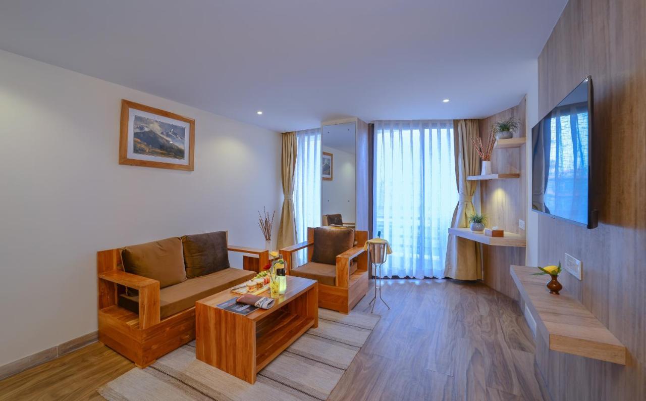 Готель Aabas Pokhara By Barahi Hospitality Екстер'єр фото