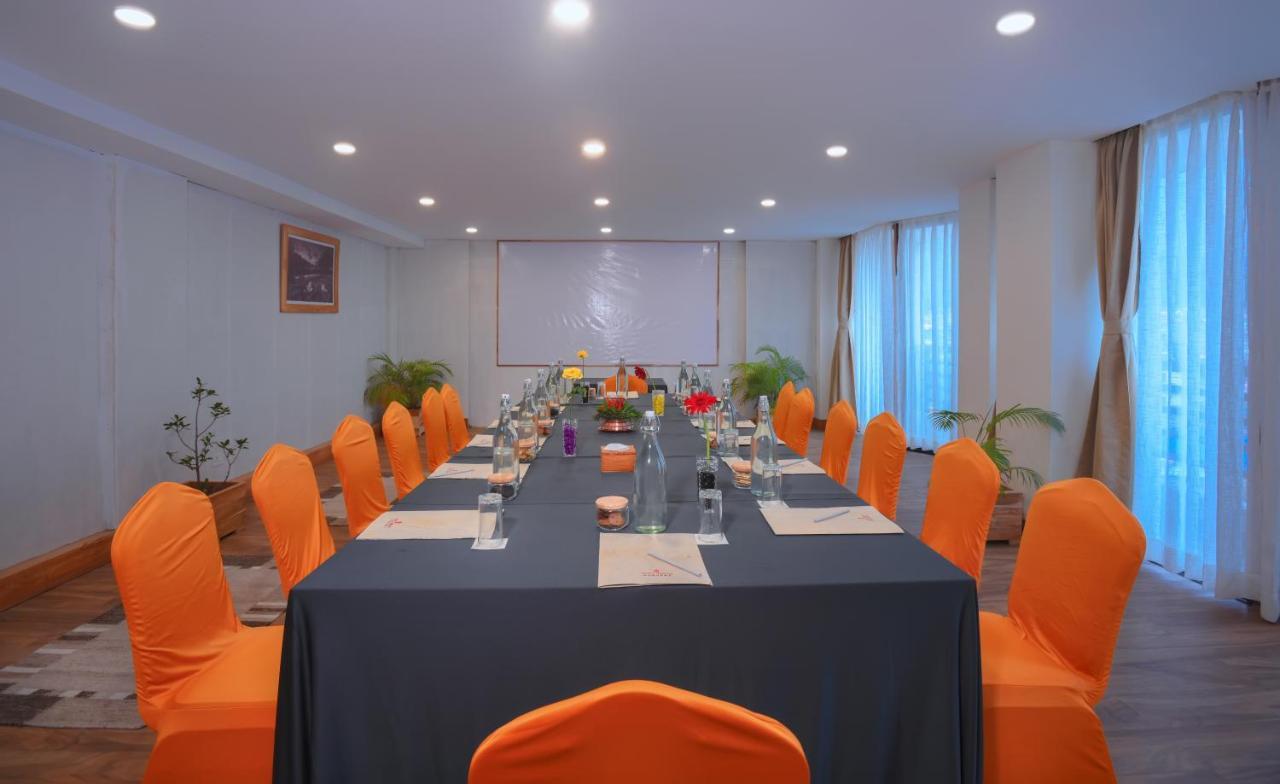 Готель Aabas Pokhara By Barahi Hospitality Екстер'єр фото