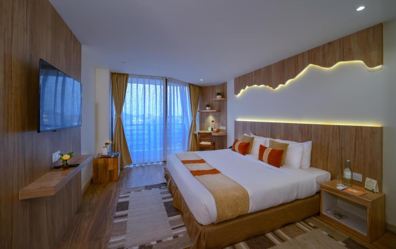 Готель Aabas Pokhara By Barahi Hospitality Екстер'єр фото