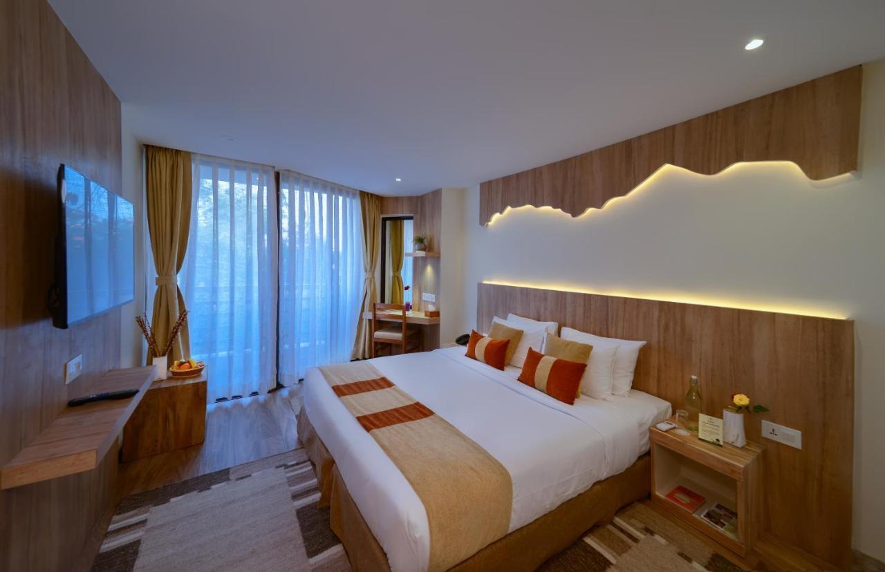 Готель Aabas Pokhara By Barahi Hospitality Екстер'єр фото