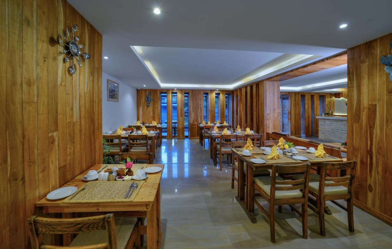 Готель Aabas Pokhara By Barahi Hospitality Екстер'єр фото