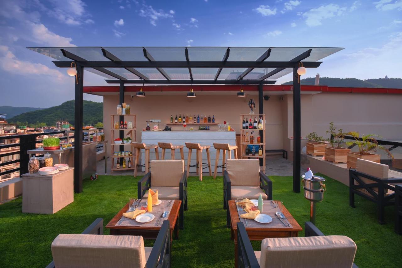 Готель Aabas Pokhara By Barahi Hospitality Екстер'єр фото