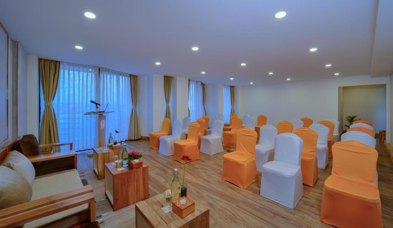 Готель Aabas Pokhara By Barahi Hospitality Екстер'єр фото