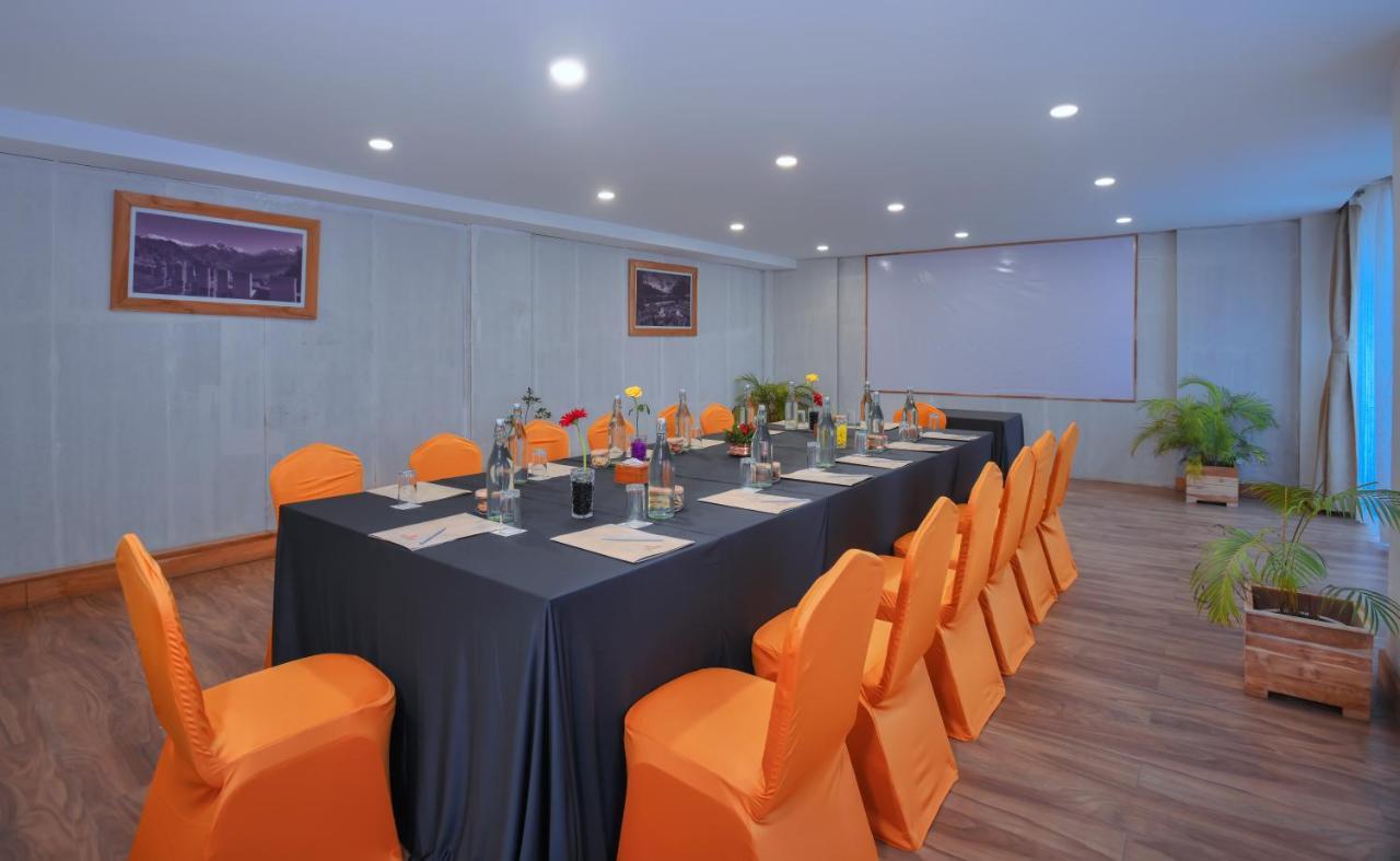 Готель Aabas Pokhara By Barahi Hospitality Екстер'єр фото