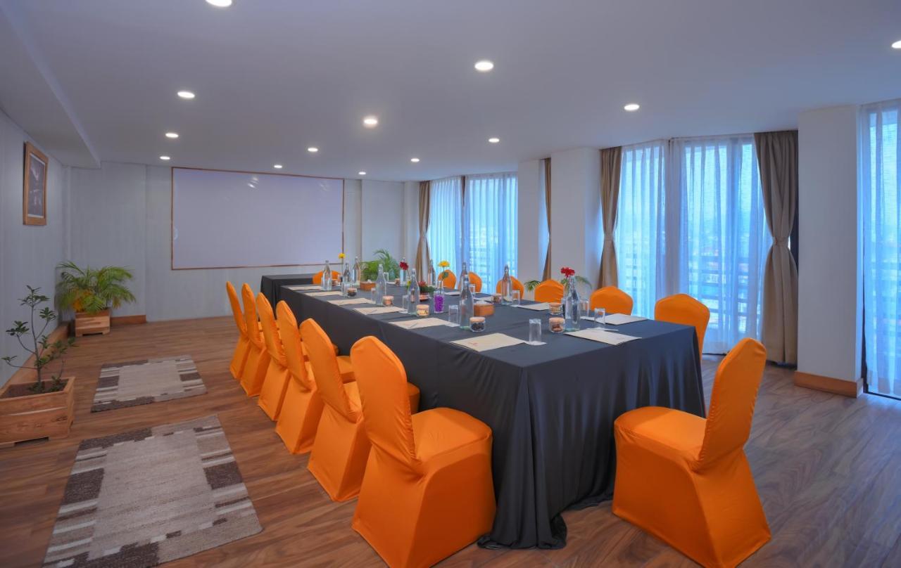 Готель Aabas Pokhara By Barahi Hospitality Екстер'єр фото