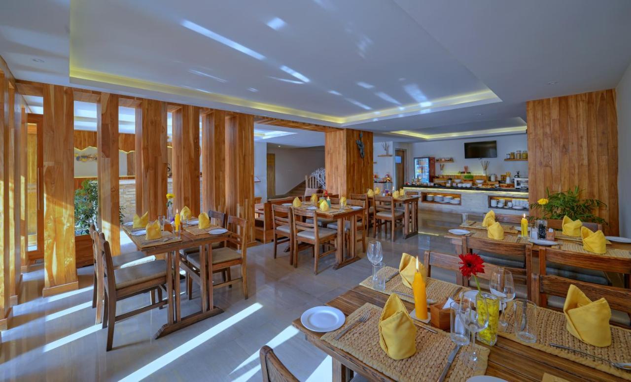 Готель Aabas Pokhara By Barahi Hospitality Екстер'єр фото