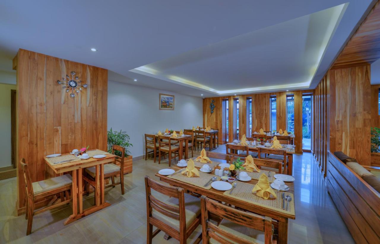 Готель Aabas Pokhara By Barahi Hospitality Екстер'єр фото